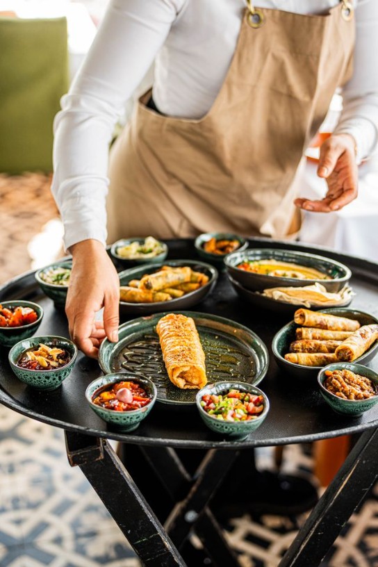 ober serveert traditionele mediterrane gerechten